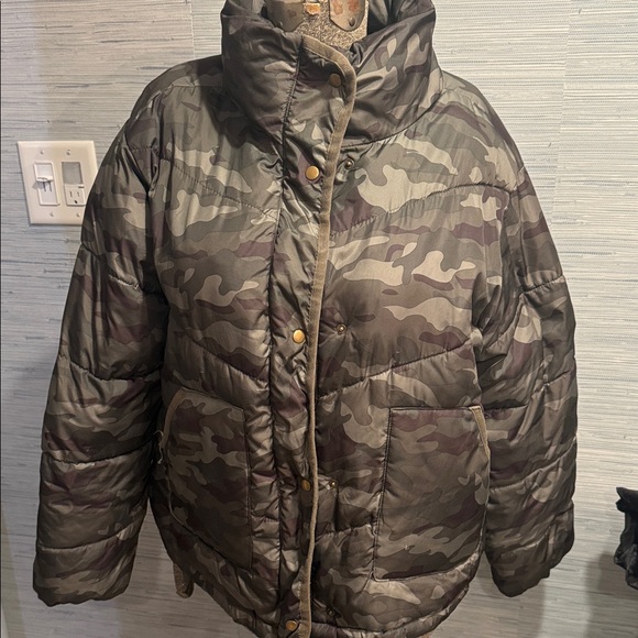 Old Navy Olive Camouflage Puffer Jacket - Picture 1 of 5